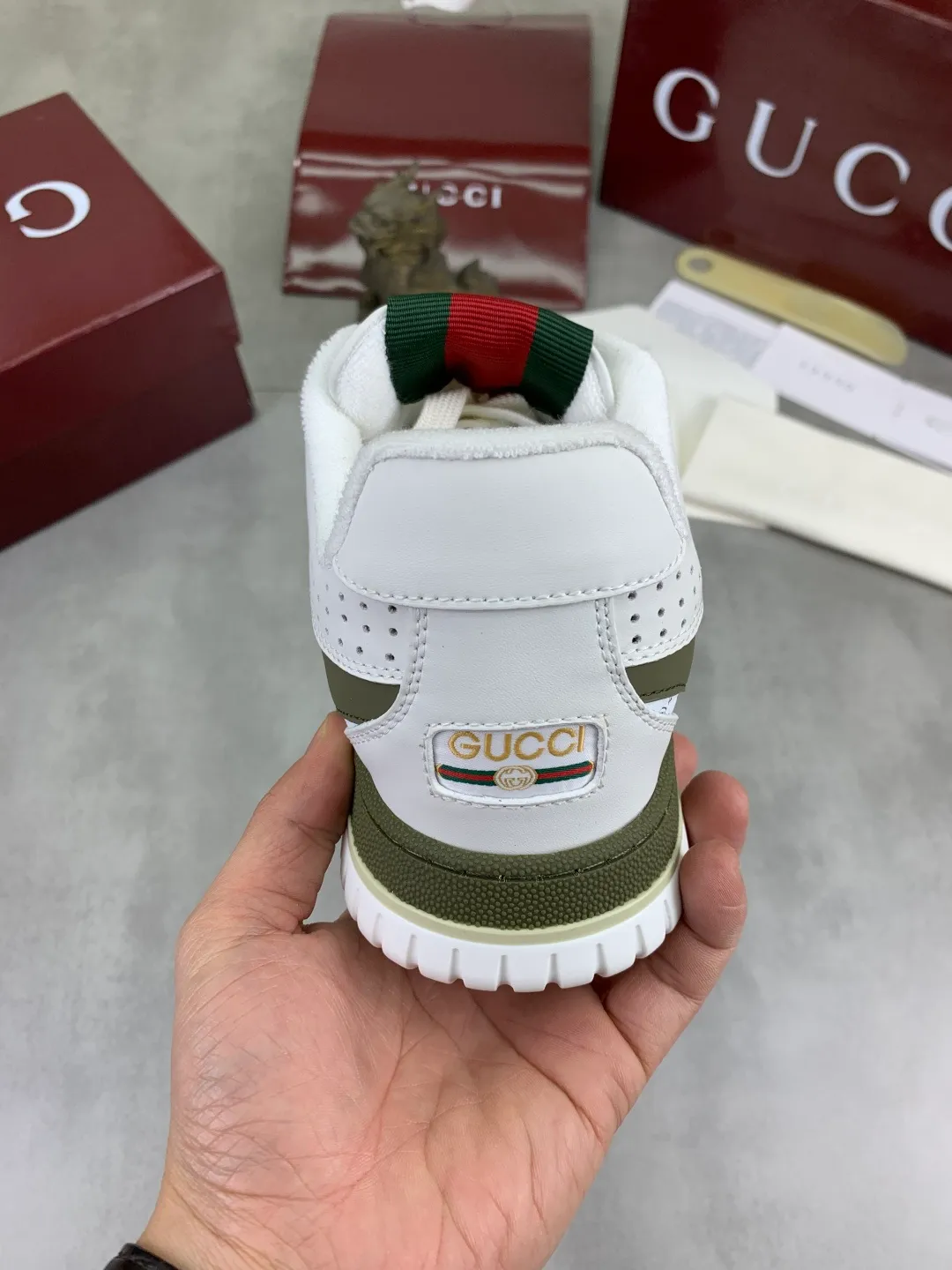 Men's men's shoes 💰P542 new Gucci Gucci couple 🧑‍🤝‍🧑 autumn and winter low-end catwalk casual sneakers, top version! Oil edge craftsmanship. New model for early spring, creating a perfect style, cool and sassy, ​​c-position fashionable wear, classic shoe style with retro and futuristic feel, showing exquisite texture! Open mold to customize high-density outsole. Comes fully packaged. Size: 35-45 Fabric: Imported calfskin punching Lining: Imported original towel lining